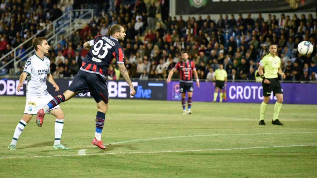 Marco Tumminello in azione con la maglia del Crotone / Credit: FC Crotone