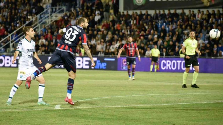 Marco Tumminello in azione con la maglia del Crotone / Credit: FC Crotone