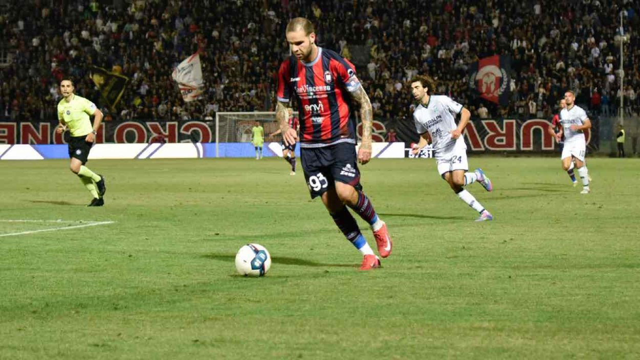 Marco Tumminello in azione con la maglia del Crotone / Credit: FC Crotone