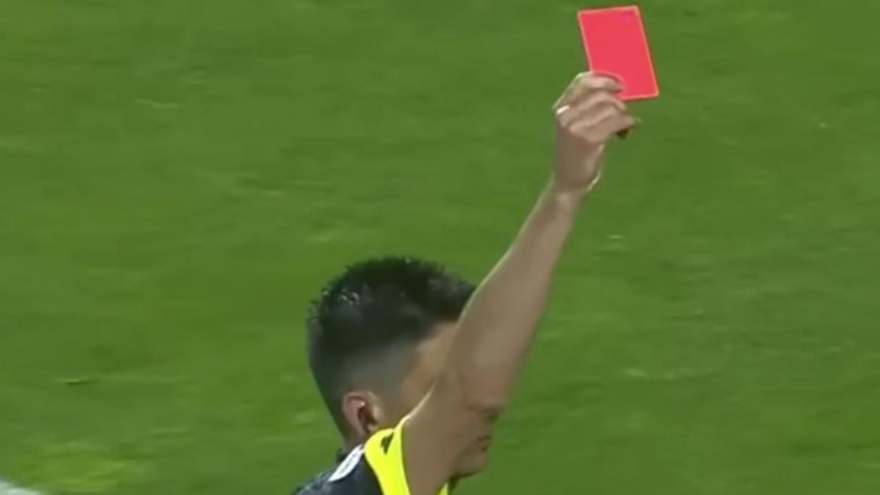 Arbitro estrare il cartellino rosso screen_ www.lacasadic.com