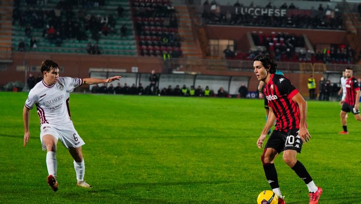 Saporiti con la maglia della Lucchese.