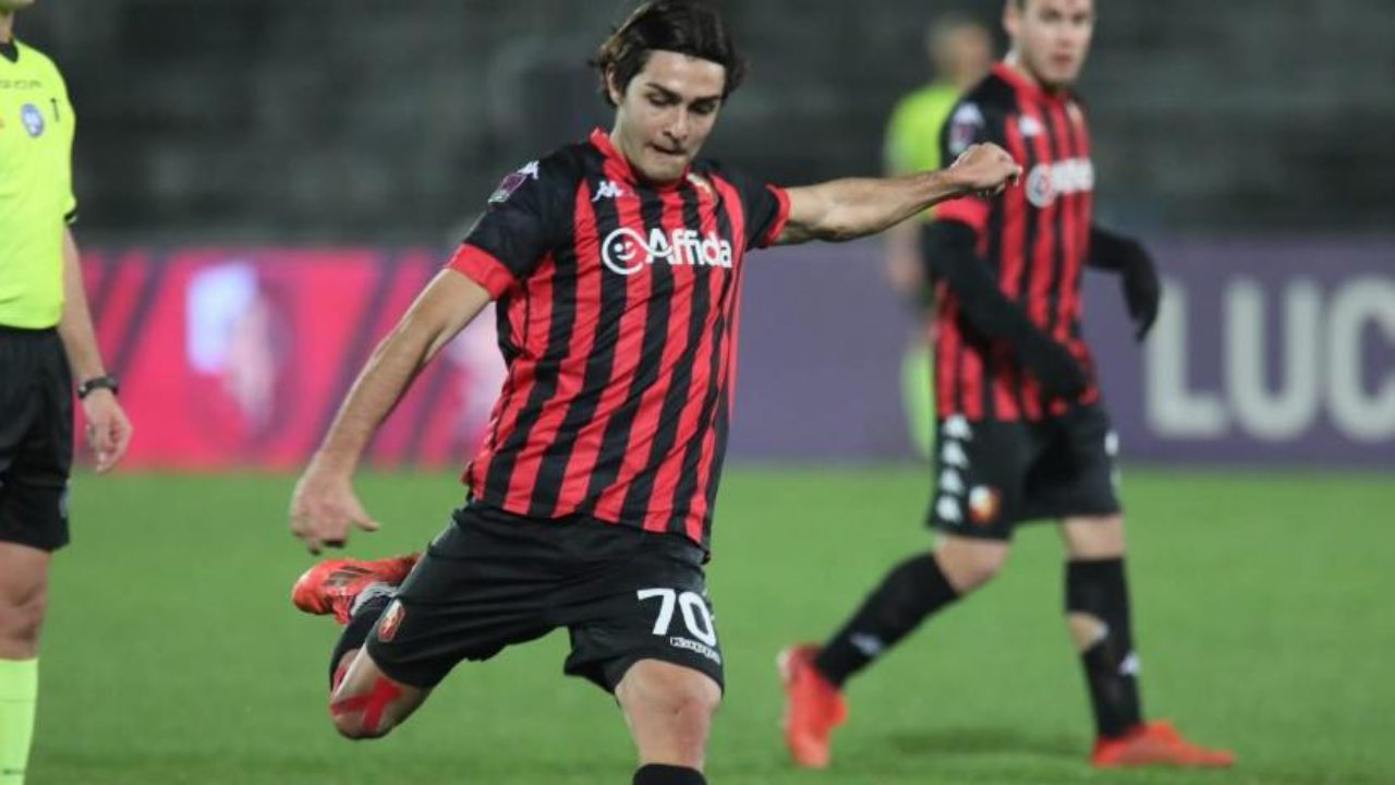 Edoardo Saporiti con la maglia della Lucchese