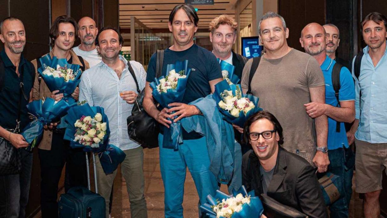 Sebastiano Siviglia (sulla destra) e lo staff di Inzaghi, credit: Al Arabiya / www.lacasadic.com