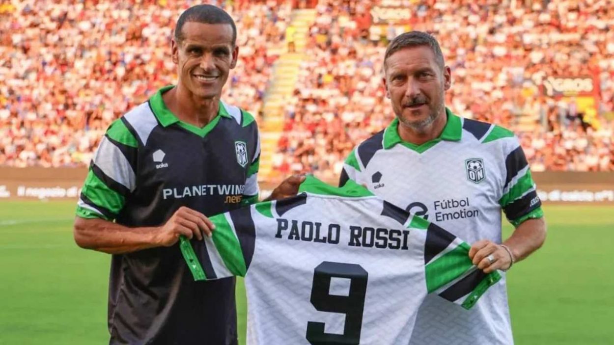 otti e Rivaldo con la maglia per Paolo Rossi__ www.lacasadic.com__