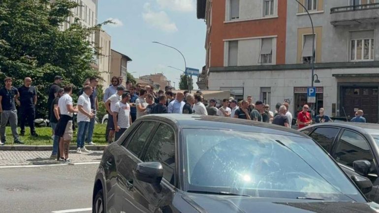 I tifosi del Brescia in protesta sotto la sede del club