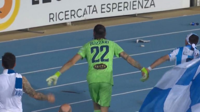 Plizzari e Letizia con i tifosi del Pescara, screen / www.lacasadic.com