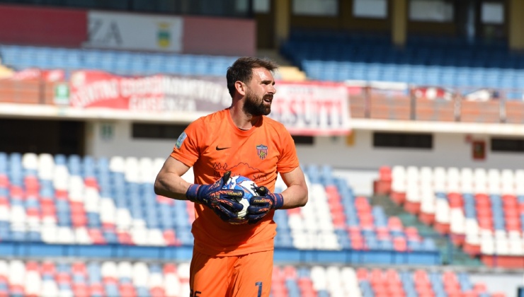 Alessandro Micai con la maglia del Cosenza Calcio crediti ROSITO , www.lacasadic.com