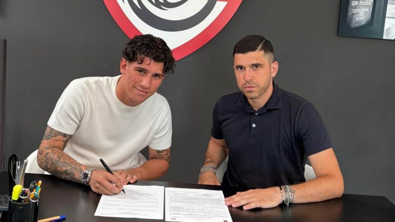 Gabriel Furghieri alla firma, con il Direttore Generale Enrico Bonzanini, crediti Carpi Calcio, www.lacasadic.com