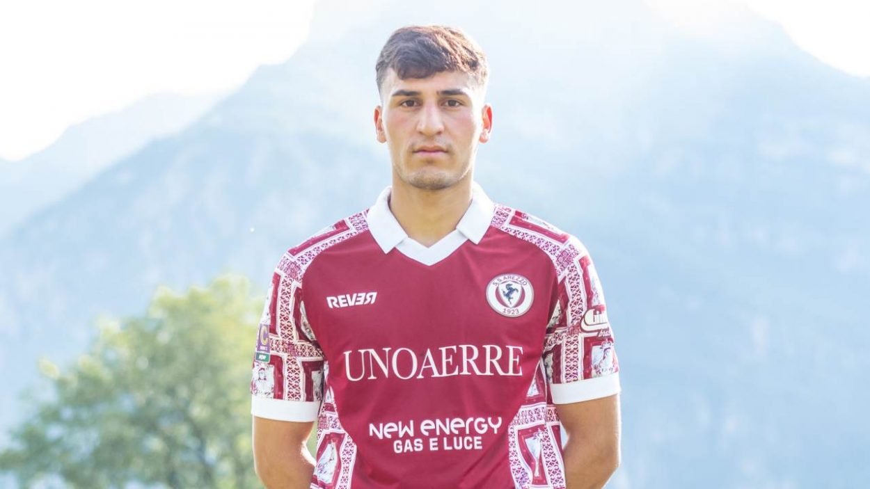 Gennaro Iaccarino con la maglia dell'Arezzo - credit_ SS Arezzo www.lacasadic.com