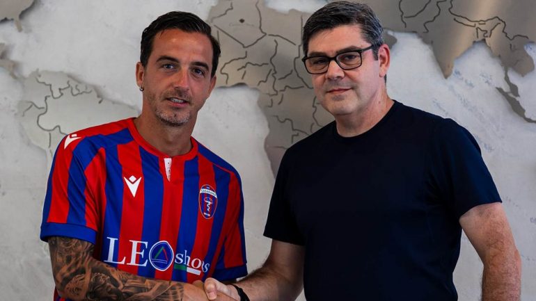 Maiello con la maglia del Casarano, crediti Casarano Calcio, www.lacasadic.com