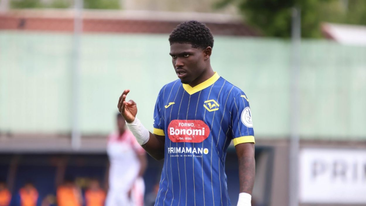 Richi Agbonifo con la maglia del Verona (credit: Martina Cutrona) - www.lacasadic.com