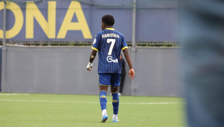 Richi Agbonifo con la maglia del Verona (credit: Martina Cutrona) - www.lacasadic.com