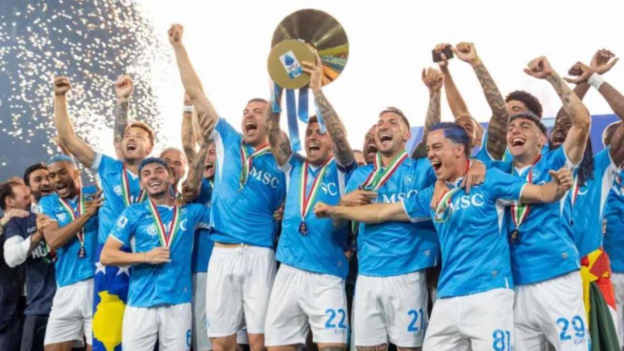 Il Napoli alza in cielo lo Scudetto. Credit: IMAGO