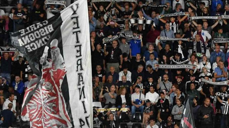 I tifosi dell'Ascoli allo stadio