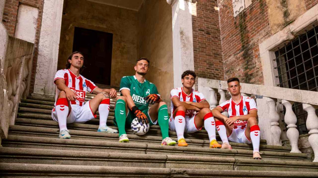 Presentazione divisa home 25/26 del Vicenza - Credits: L.R. Vicenza - www.lacasadic.com