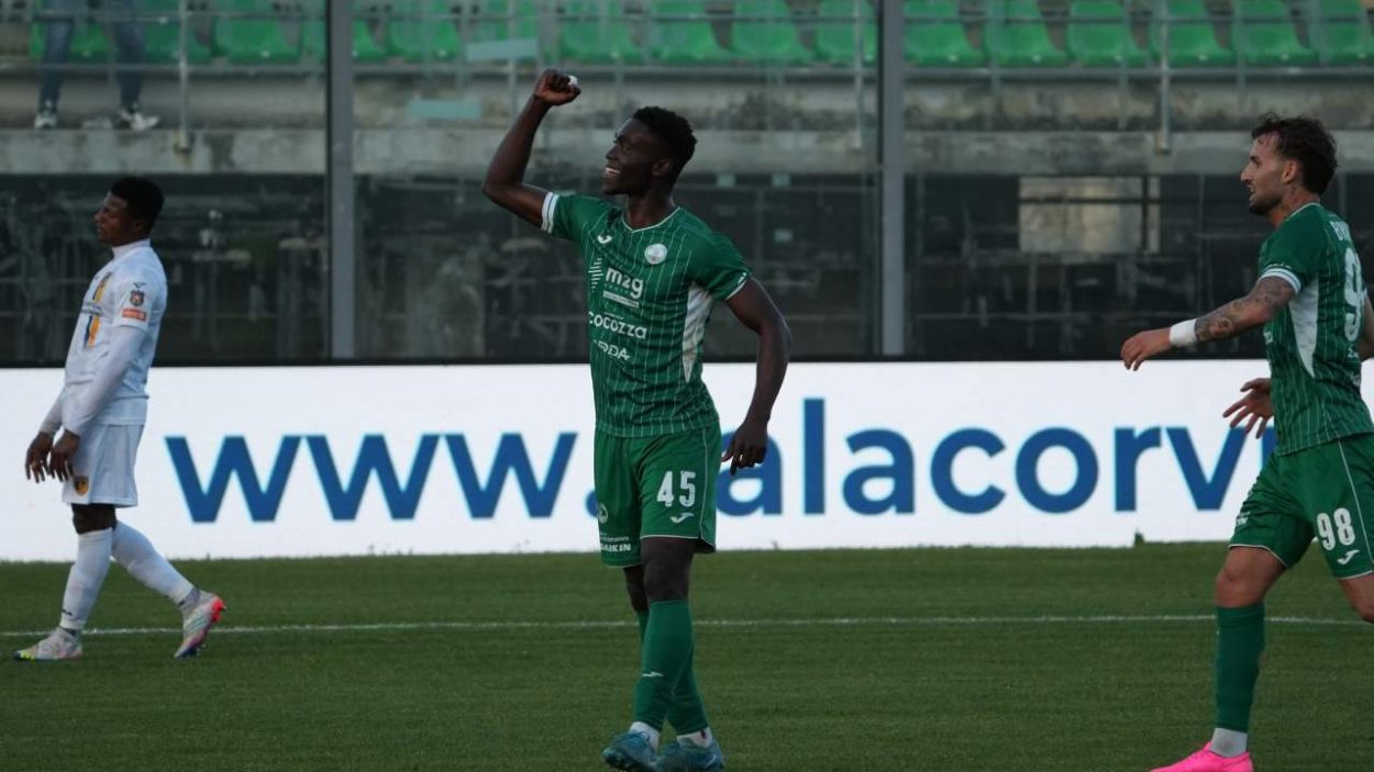Philip Yeboah con la maglia del Monopoli - Credits: S.S. Monopoli 1966 - www.lacasadic.com