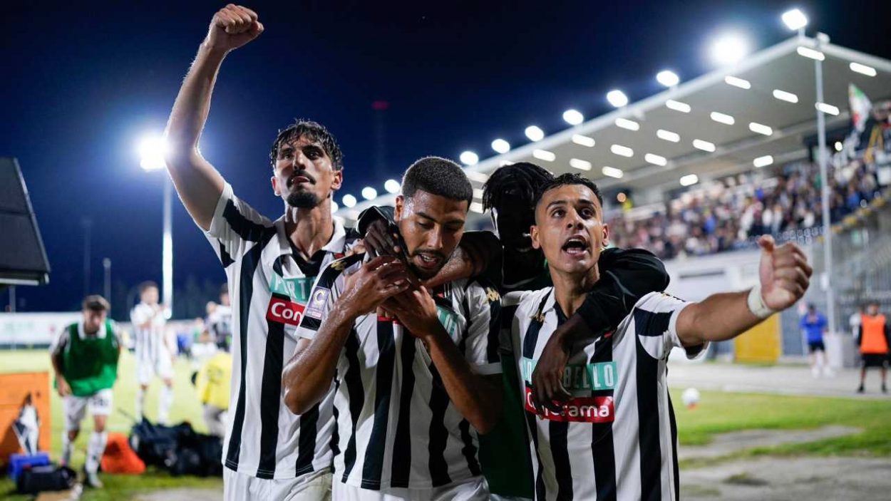 L'esultanza dell'Ascoli (Credi_ Ascoli Calcio 1898)