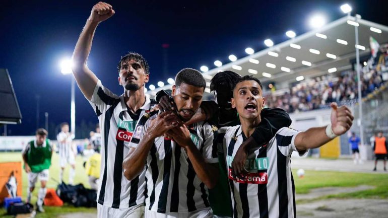 L'esultanza dell'Ascoli (Credi_ Ascoli Calcio 1898)