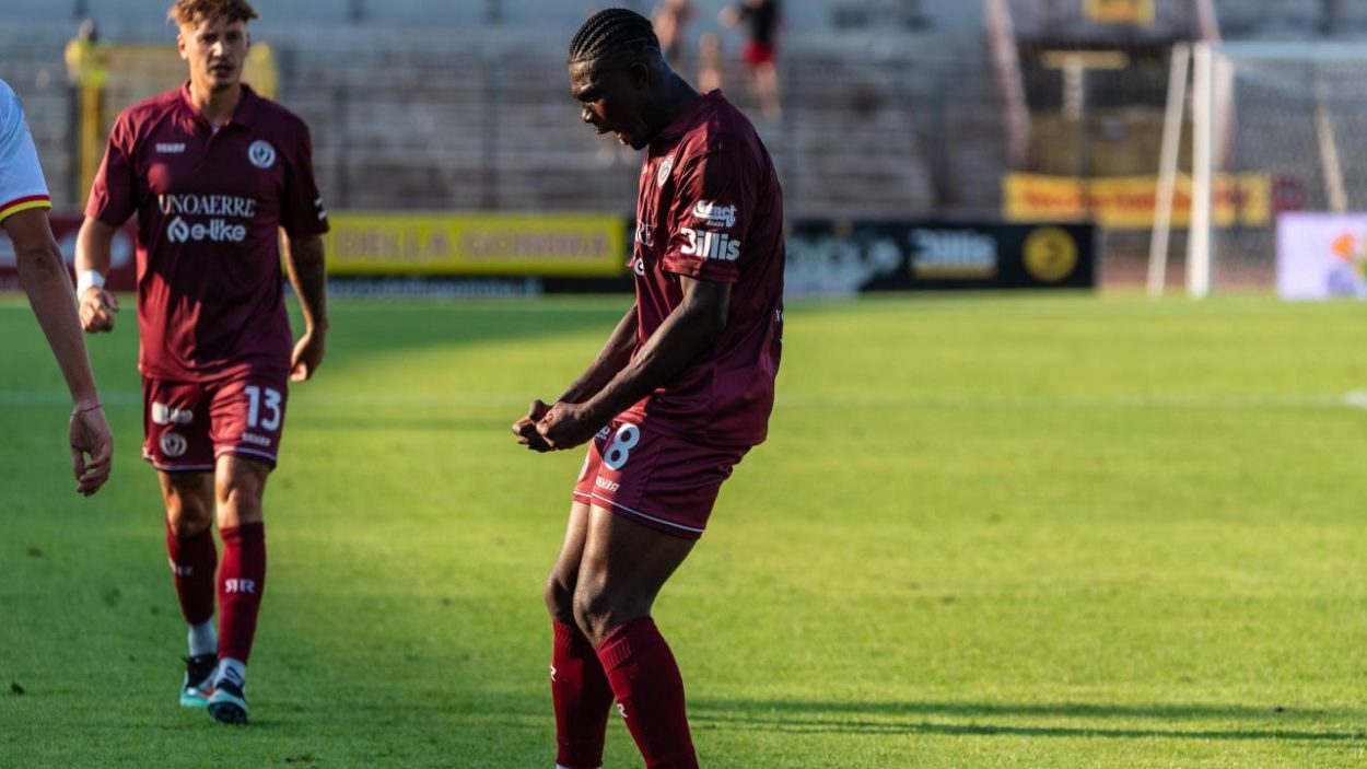 Mawuli con la maglia dell'Arezzo