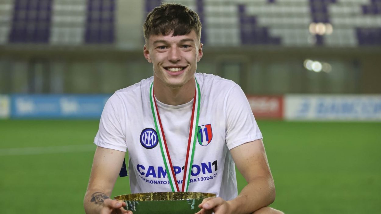 Spinaccè festeggia lo scudetto dell'Inter Primavera