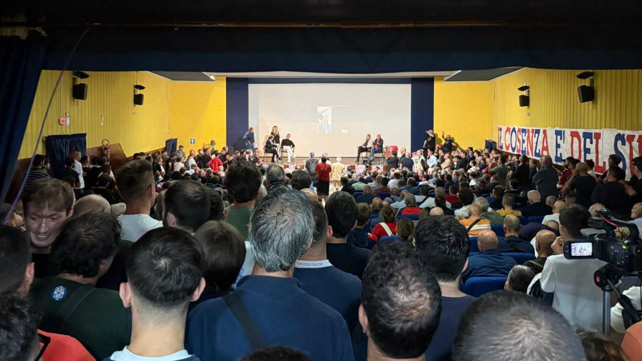 Cosenza, l'incontro tra Guarascio e i tifosi