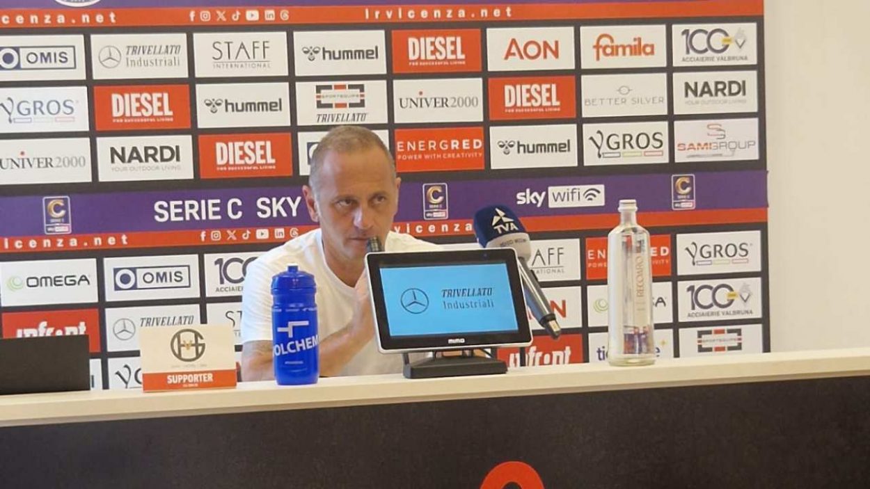 l'allenatore del vicenza fabio gallo
