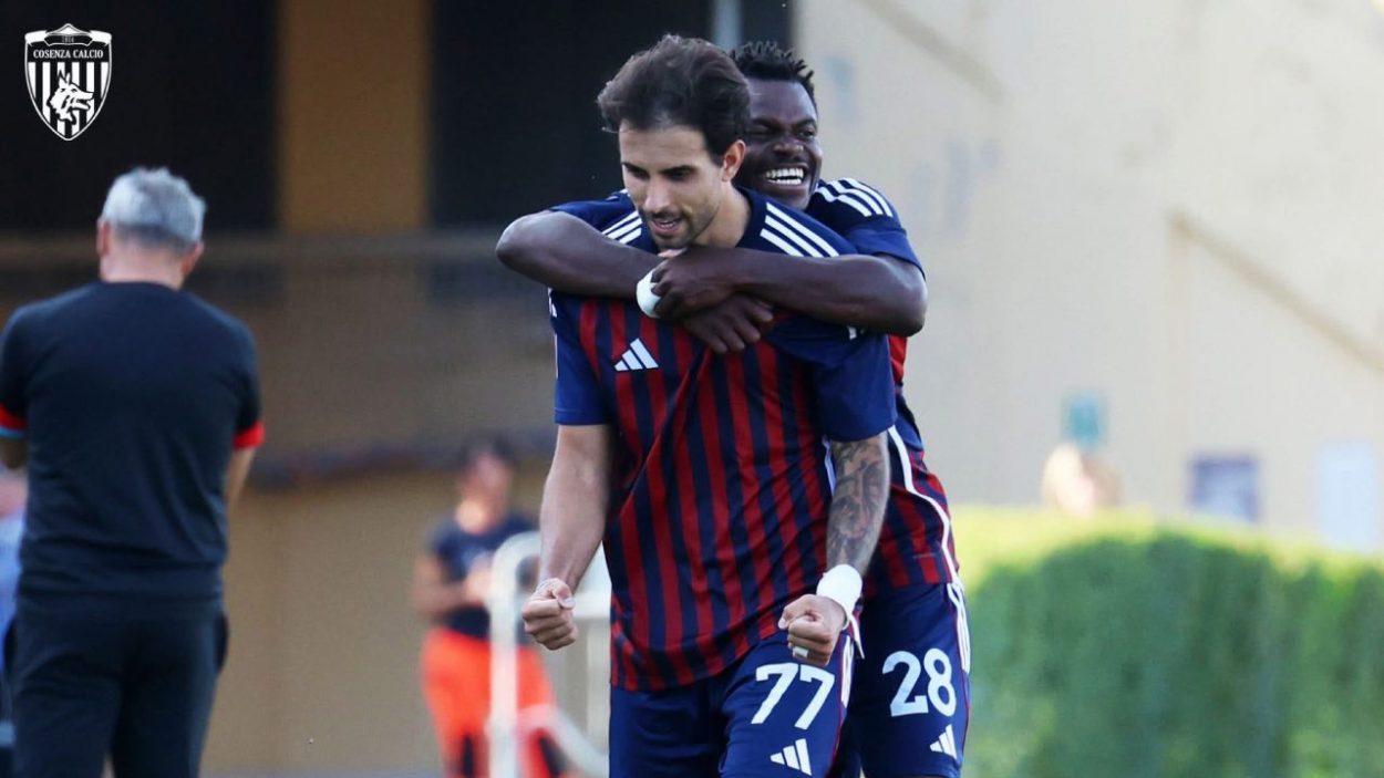 Christian Langella esulta dopo un gol / Credit: Cosenza Calcio