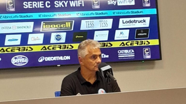 Giovanni Lopez in conferenza stampa dopo AlbinoLeffe-Novara