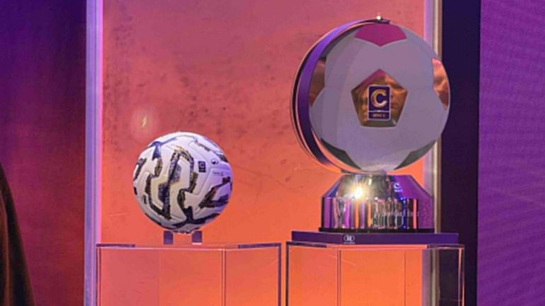 Pallone e trofeo Serie C nelle sedi di Sky per l'evento Lega Pro