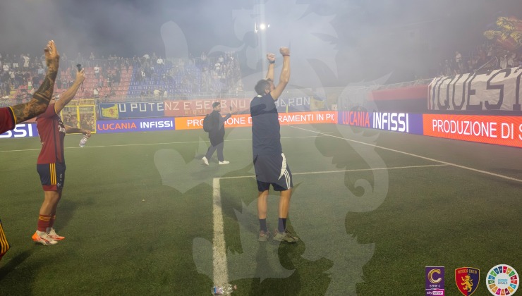 Il saluto di De Giorgio al pubblico del Viviani (credit: Nicola Remollino, Potenza Calcio) - www.lacasadic.com