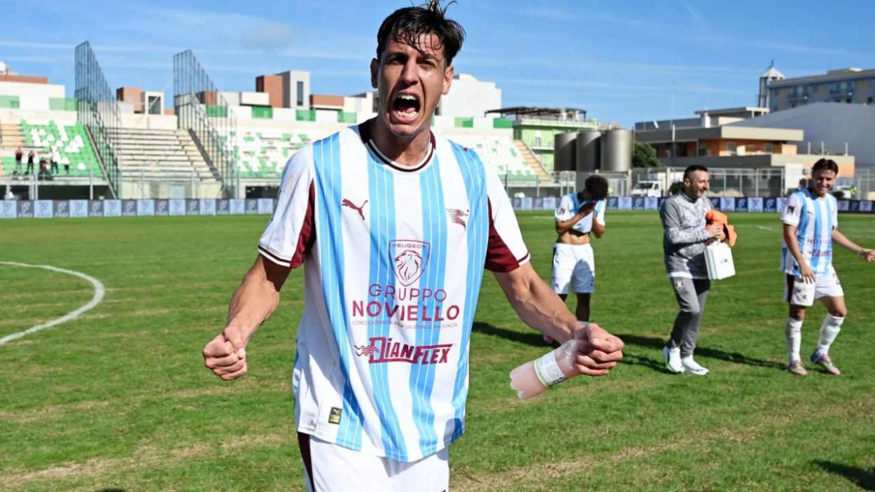 Capomaggio con la maglia della Salernitana, crediti US Salernitana 1919, www.lacasadic.com