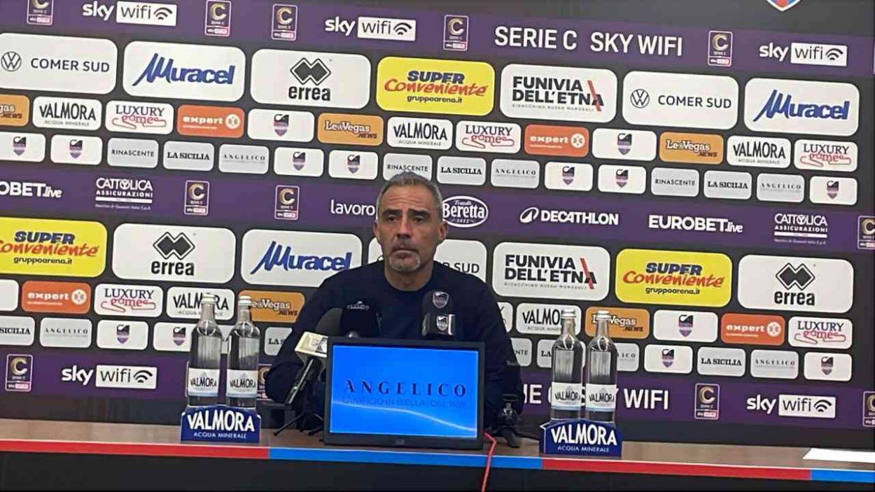 L'allenatore del Catania, Toscano, in conferenza stampa
