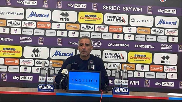 L'allenatore del Catania, Toscano, in conferenza stampa