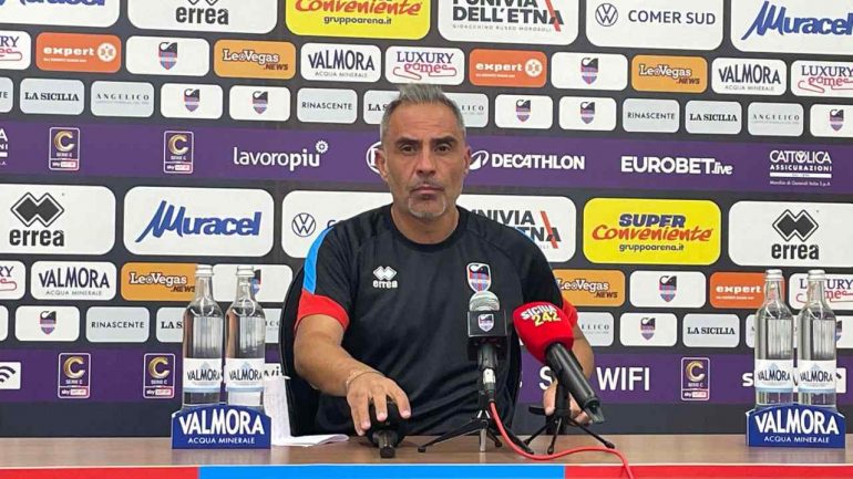 L'allenatore del Catania, Domenico Toscano, in conferenza stampa