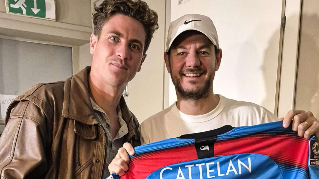 Lunetta consegna la maglia del Catania ad Alessandro Cattelan