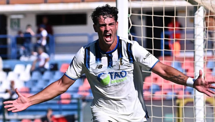 Federico Simonetto esulta dopo il suo gol in Cosenza-Atalanta U23