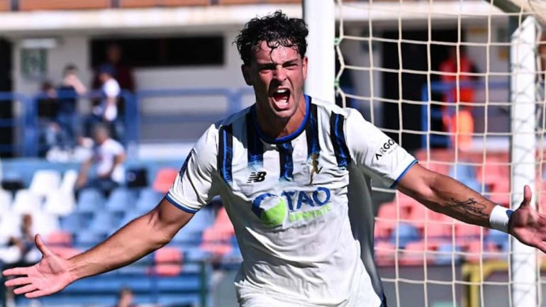 Federico Simonetto esulta dopo il suo gol in Cosenza-Atalanta U23