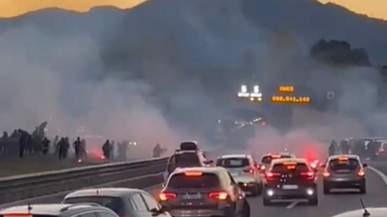 Scontri tra tifosi sull'A2 (Screenshot)