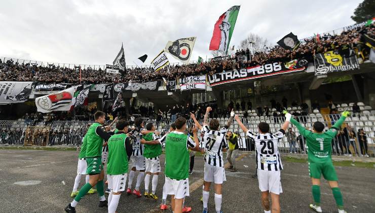 Giocatori Ascoli sotto la Curva