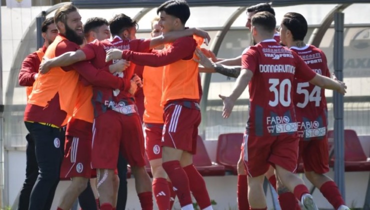 La squadra dell'Angri che festeggia il gol