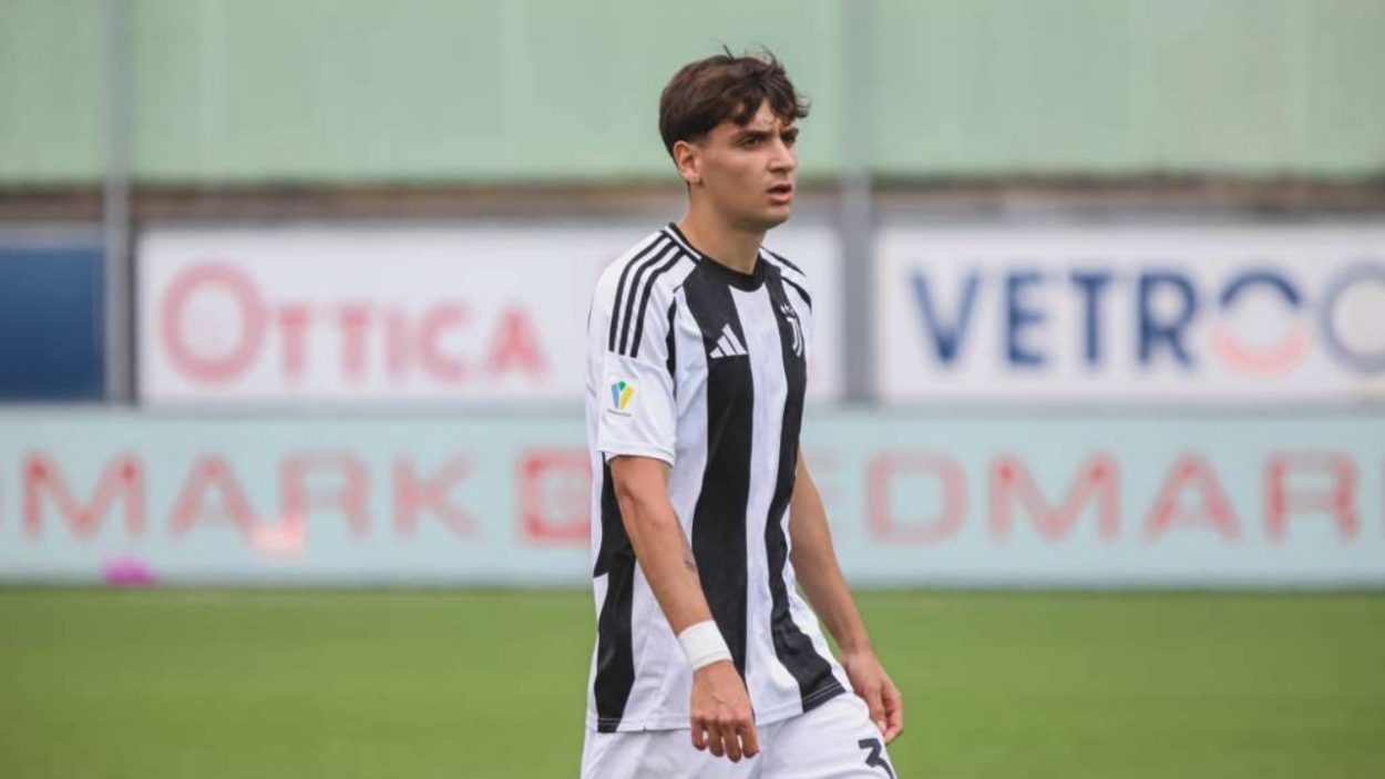 Antonio Stefano Merola con la maglia della Juventus, crediti Martina Cutrona, www.lacasadic.com