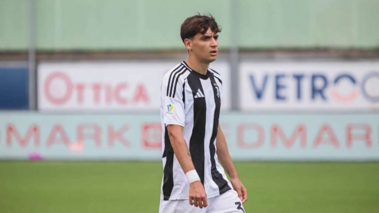 Antonio Stefano Merola con la maglia della Juventus, crediti Martina Cutrona, www.lacasadic.com