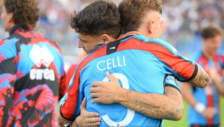 Alessandro Celli ed Emmanuele Cicerelli si abbracciano dopo il successo del Catania sul Benevento