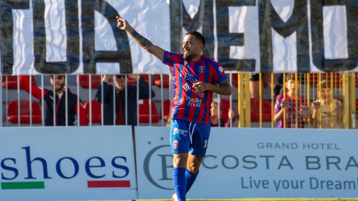 Cosimo Chiricò esulta con la maglia del Casarano (Credit_ Casarano Calcio)