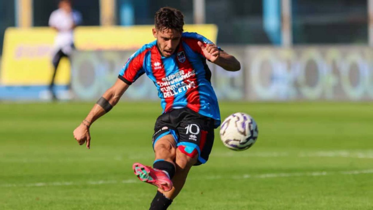 Emmanuele Cicerelli in azione con la maglia del Catania contro la Salernitana