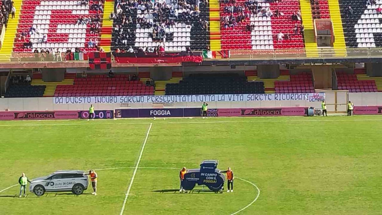 Foggia-Crotone, lo striscione per Samuel, Samuele, Gaetano e Michele a un anno dalla loro morte