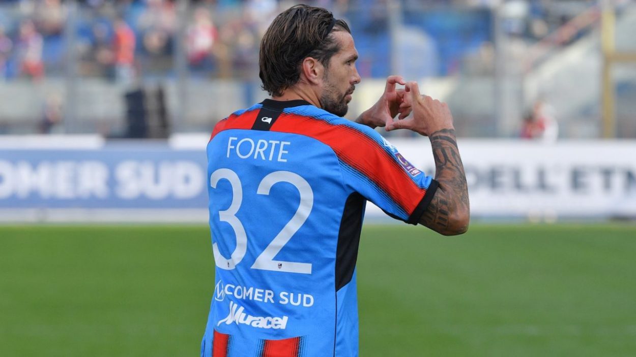 Francesco Forte esulta con la maglia del Catania