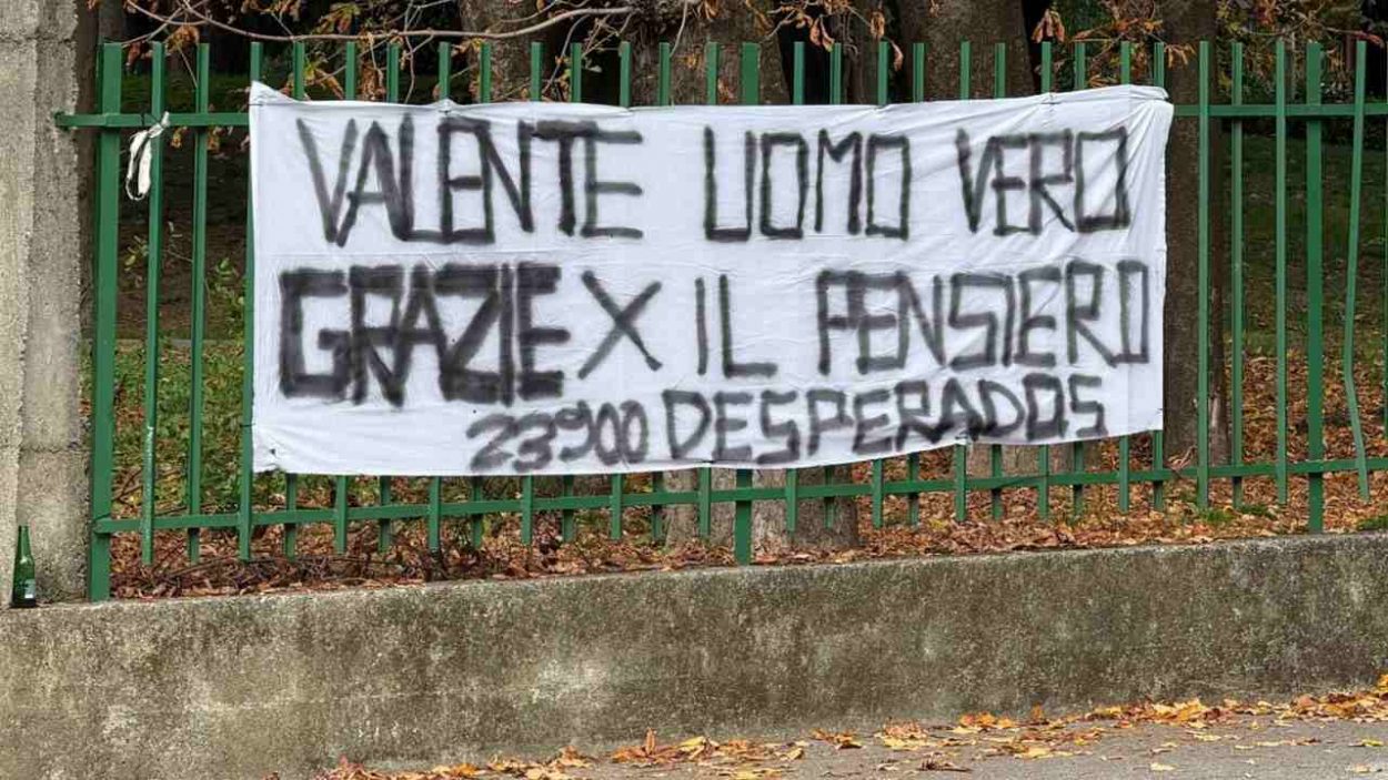 Striscione dei tifosi del Lecco per Federico Valente