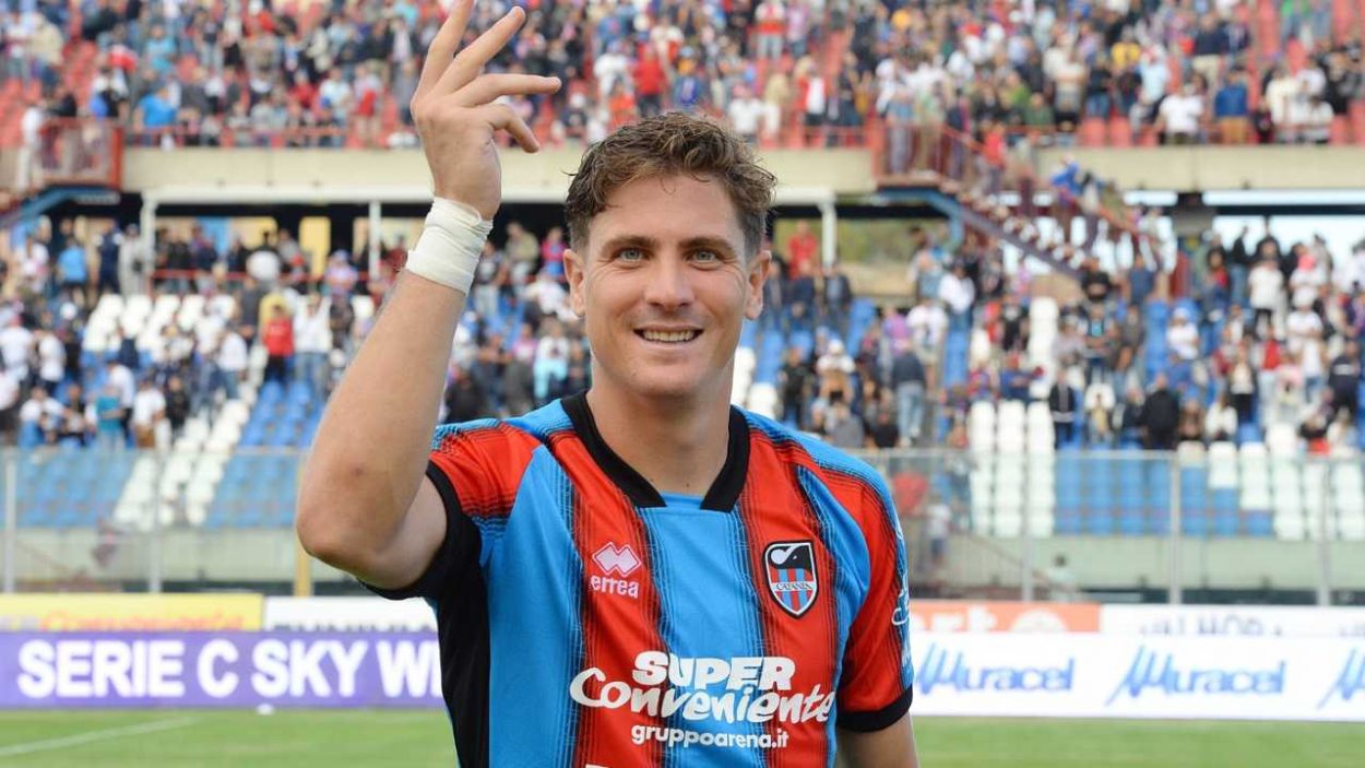 Gabriel Lunetta, fantasista del Catania, esulta dopo il vantaggio nel derby contro il Siracusa
