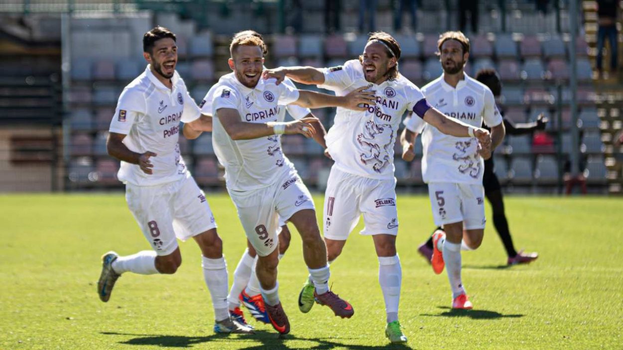 Festeggiamenti dopo il gol - credit: Ravenna FC - www.lacasadic.com